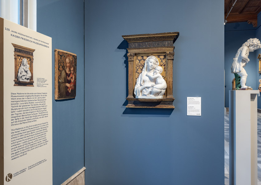 Bode-Museum - della Robbia: Madonna mit dem Apfel - Stele 125 Jahre KFMV