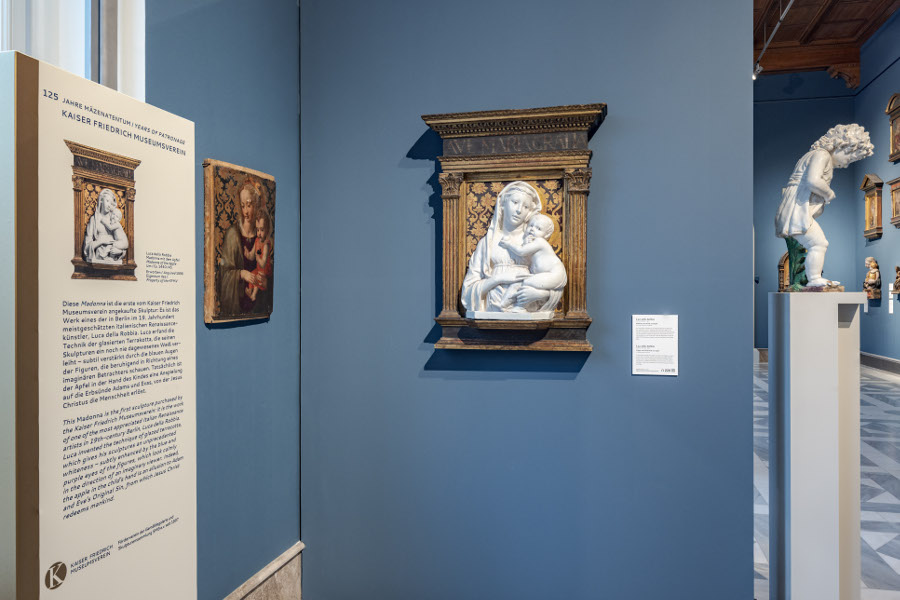 Bode-Museum - della Robbia: Madonna mit dem Apfel - Stele 125 Jahre KFMV